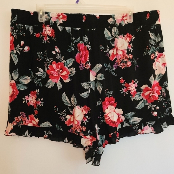 1Torrid Black Floral High-Rise Short with pockets size 3 - Picture 6 of 10